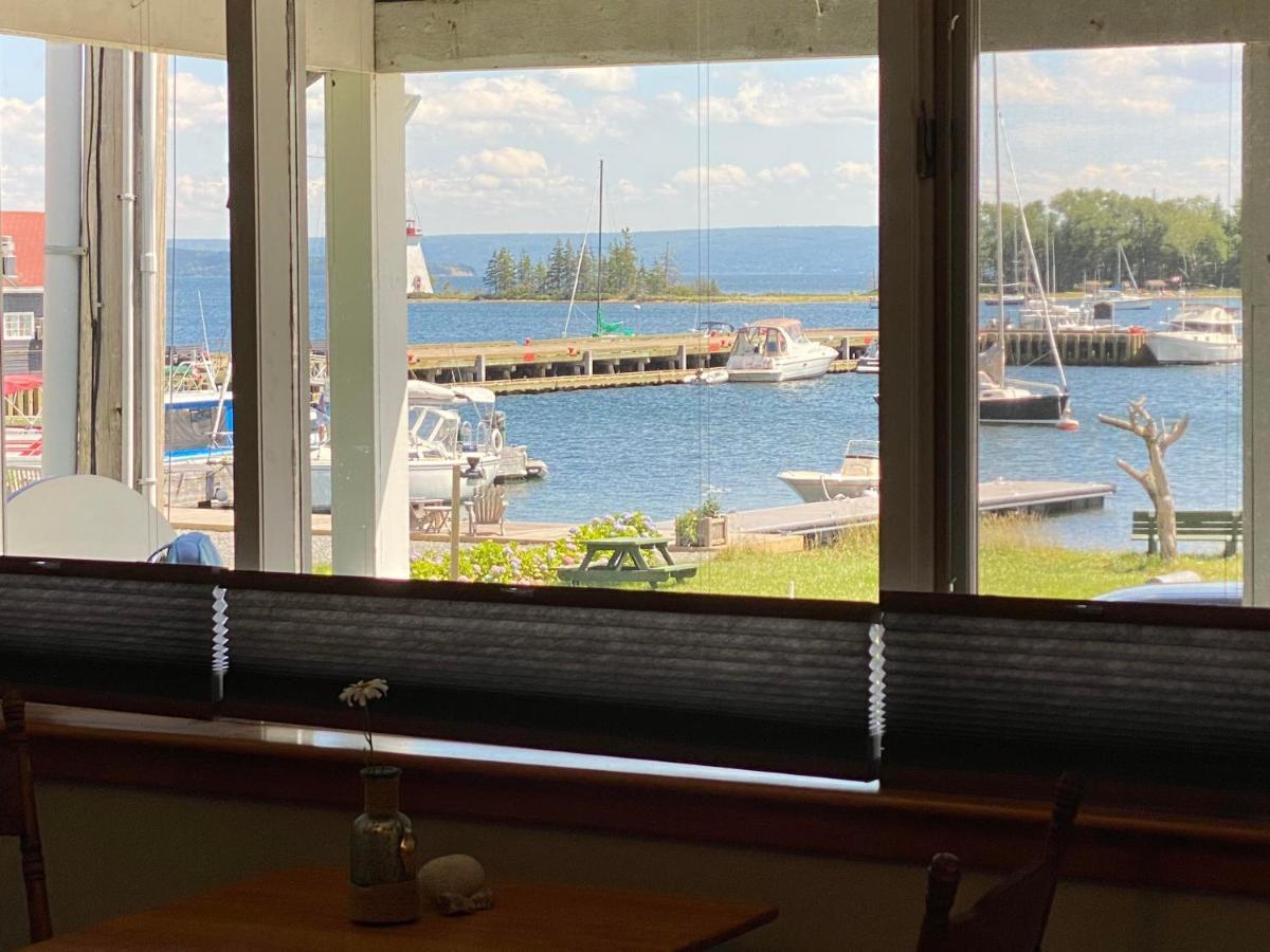 The Water's Edge & Gallery Bed & Breakfast