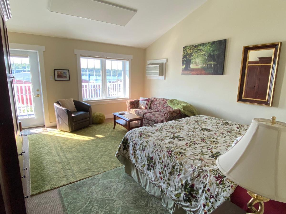 The Water's Edge & Gallery Bed & Breakfast