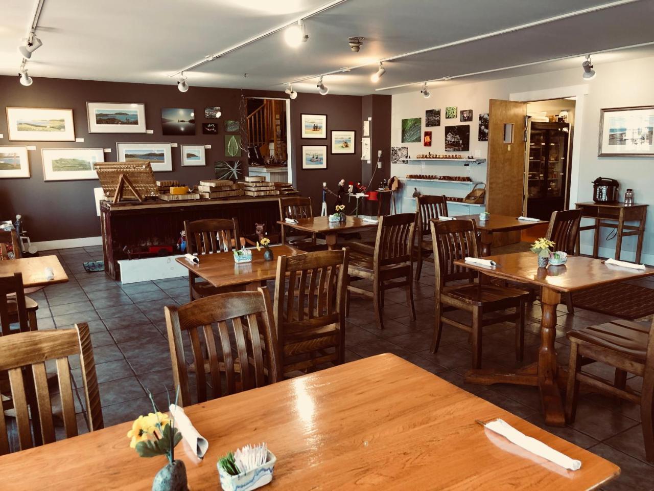 The Water's Edge & Gallery Bed & Breakfast