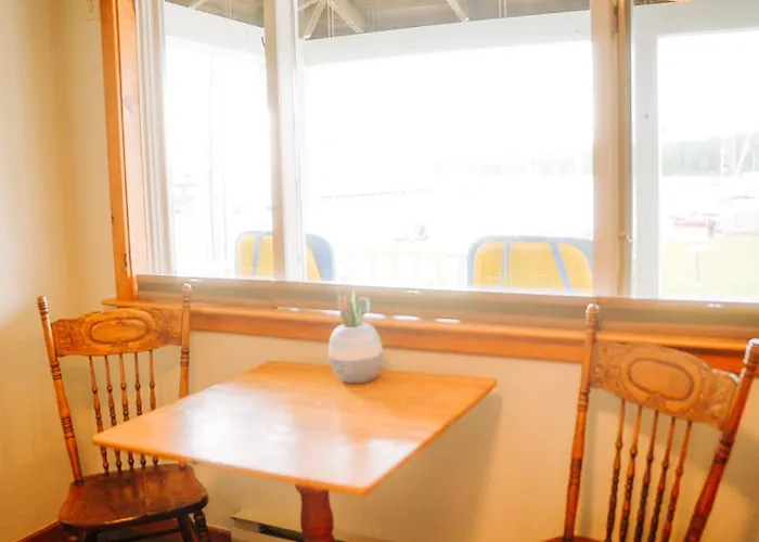 The Water\'S Edge Inn & Gallery