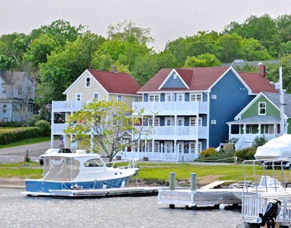 Bed & Breakfast The Water's Edge & Gallery